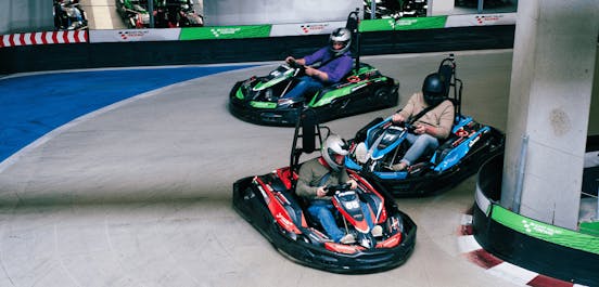 3 Karts fahren auf Raceway 3 um die Kurve und verteidigen Ihre Plätze im Rennen