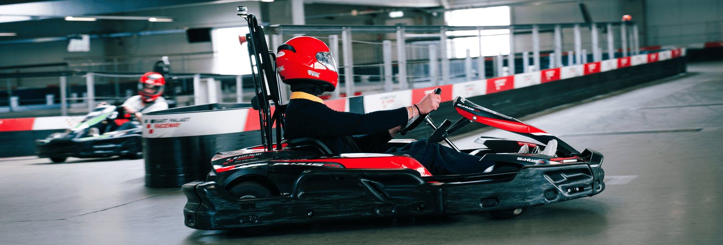 2 Kartfahrer fahren auf Raceway 1 um die Kurve in einem Rennen