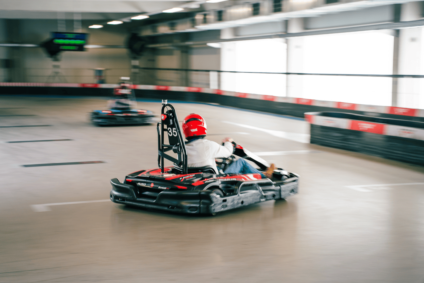 2 Karts nehmen an einem Rennen teil um kämpfen um den Sieg 