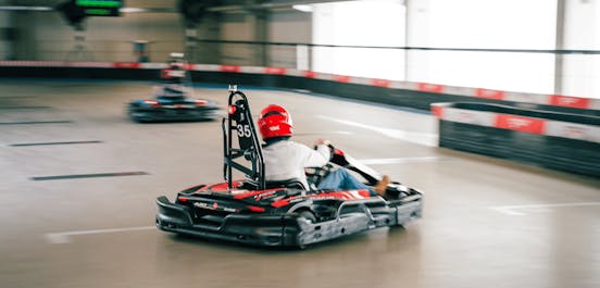 2 Karts nehmen an einem Rennen teil um kämpfen um den Sieg