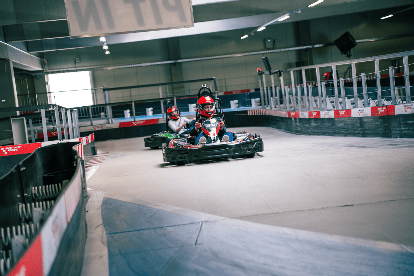 2 Kartfahrer fahren auf Raceway 1 in einem  Rennen 