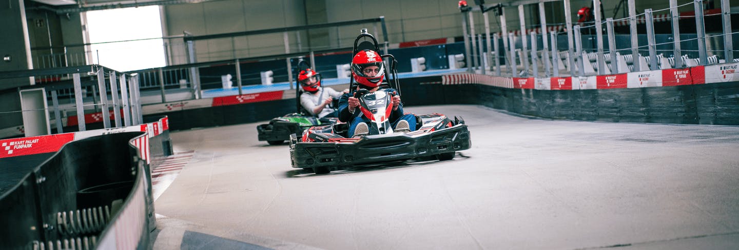 2 Kartfahrer fahren auf Raceway 1 und nehmen an einem Rennen teil