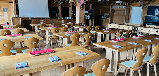 Das Eventstadl mit aufgebauten Tischen mit Blöcken und Stiften - für die nächste Tagung