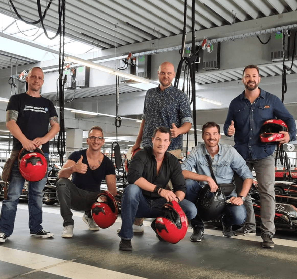 Gruppe von Freunden hat gerade ihre Indoor-Karting-Session im Kart Palast Funpark beendet.