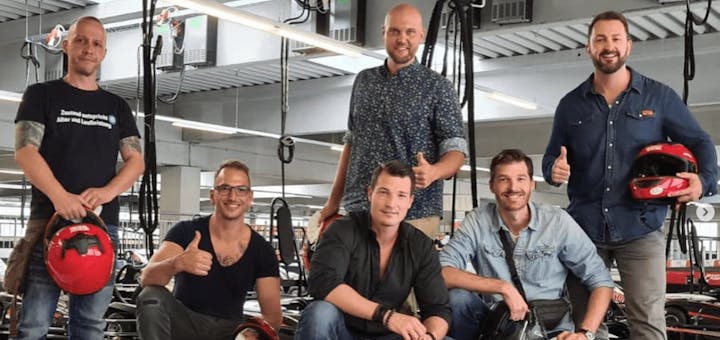 Gruppe von Freunden hat gerade ihre Indoor-Karting-Session im Kart Palast Funpark beendet.