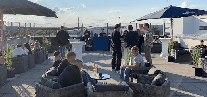 Die wunderschöne Aussicht von der Dachterrasse des Kart Palast Funpark München-West!