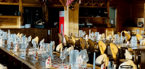 Tische schön gedeckt für ein Fest im bayerischen Stil.