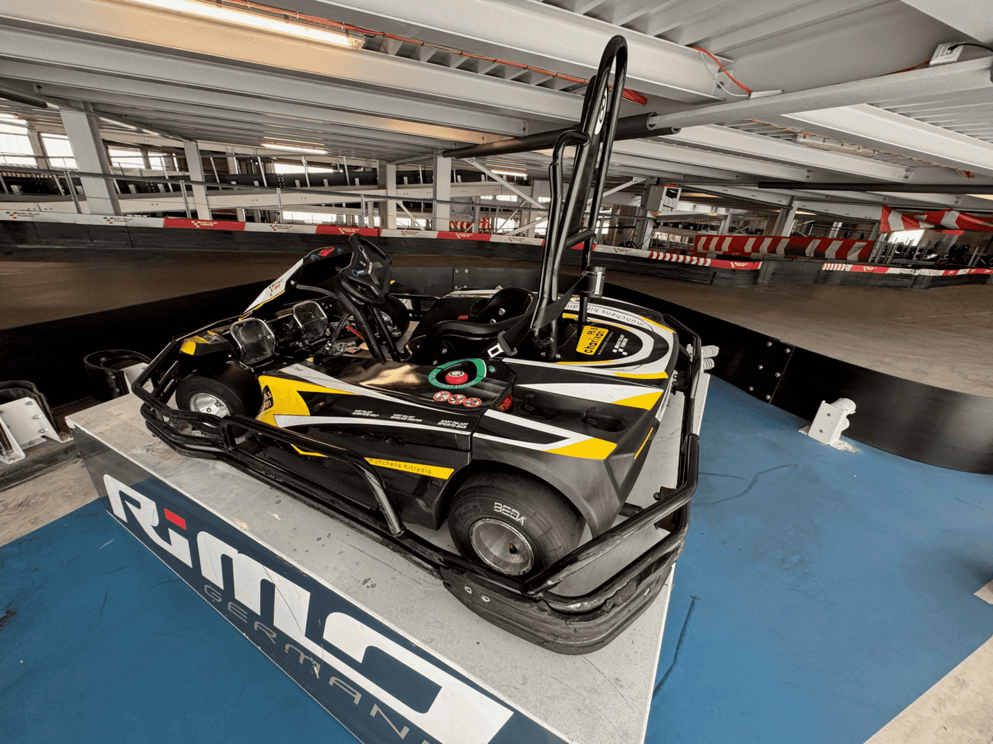 Ein Rimo Kart auf einem Podest neben der Rennstrecke 