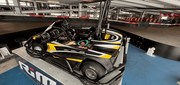Ein Rimo Kart auf einem Podest neben der Rennstrecke