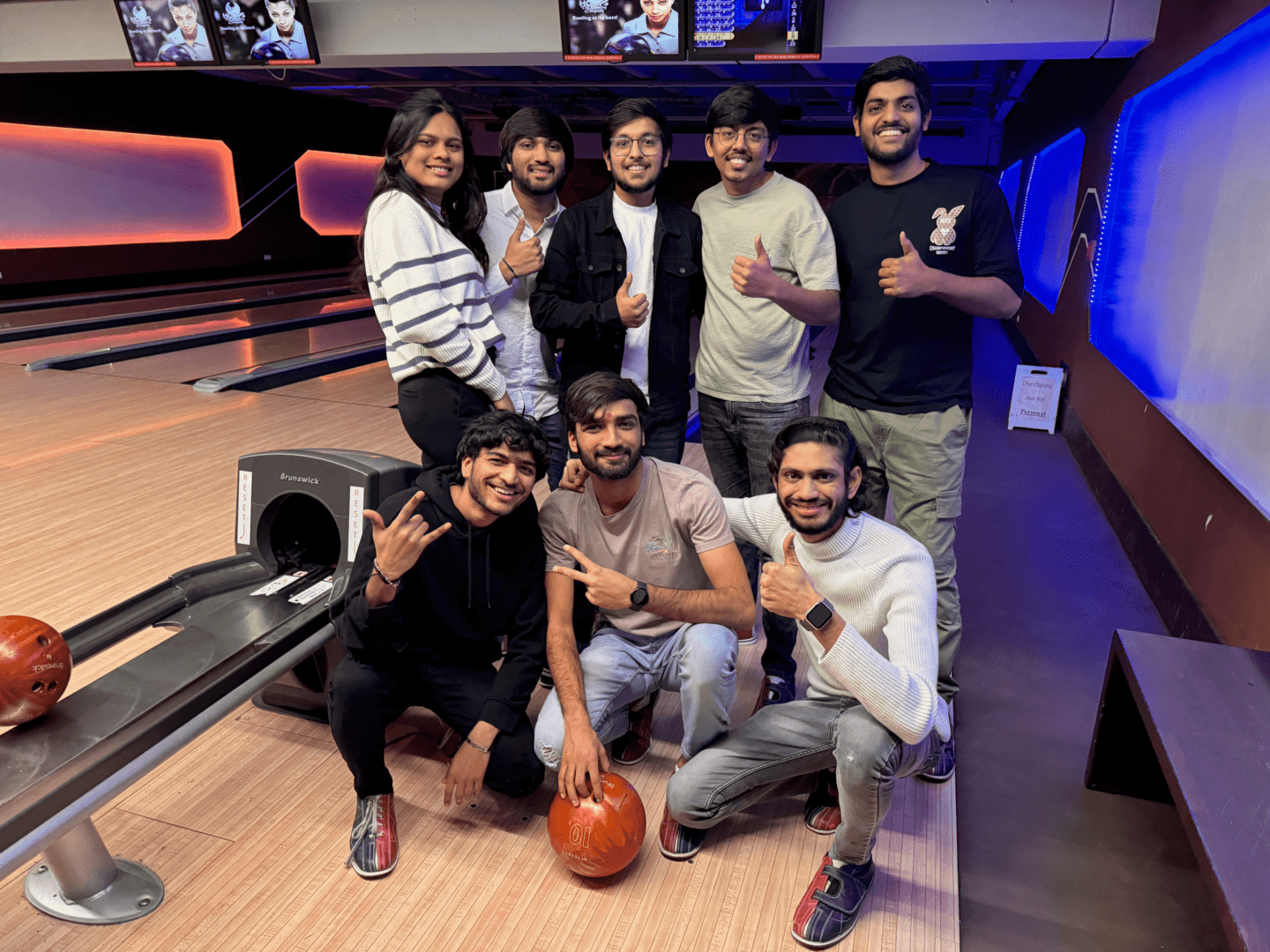 Eine Gruppe von jungen Leuten auf der Bowlingbahn 