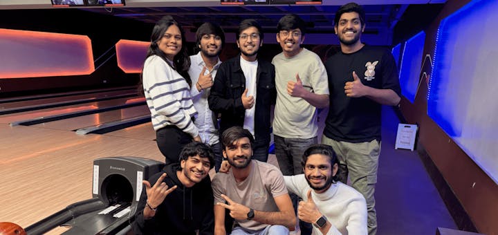 Eine Gruppe von jungen Leuten auf der Bowlingbahn