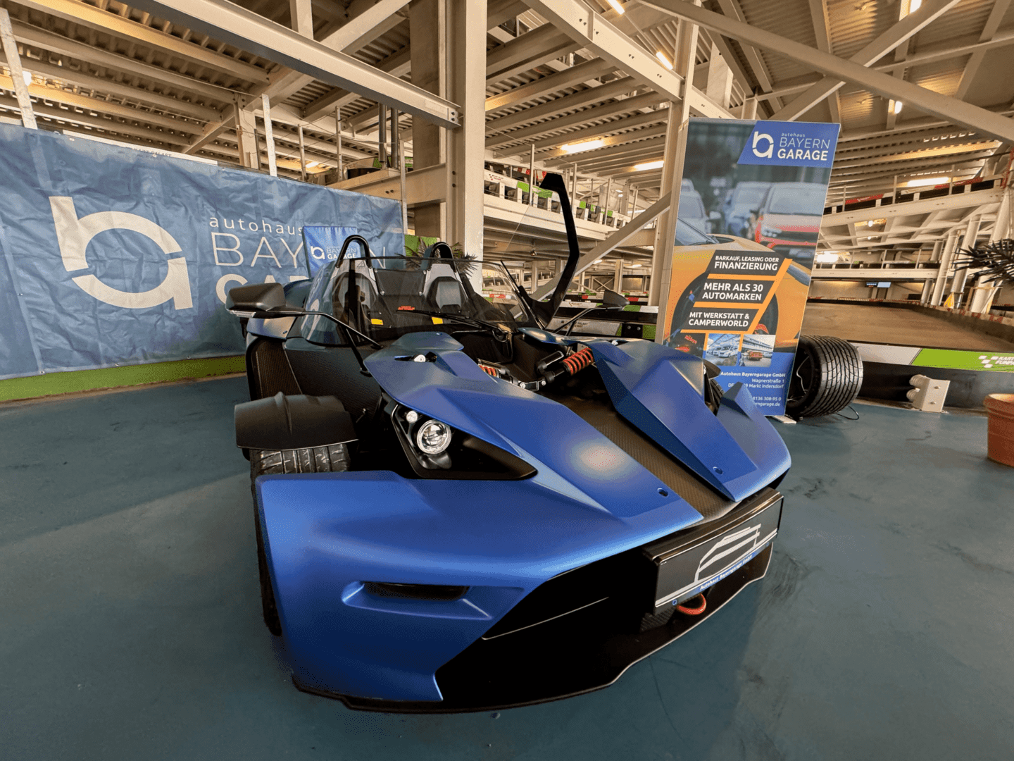 Ein ausgestelltes Fahrzeug auf Raceway 3