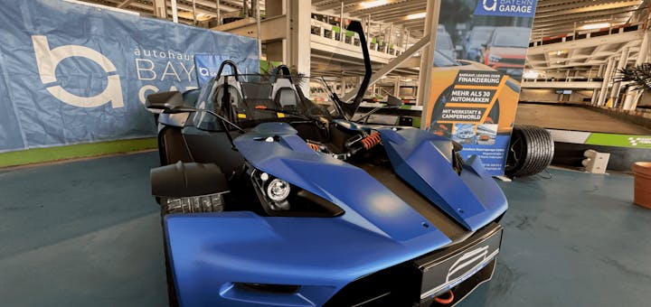 Ein ausgestelltes Fahrzeug auf Raceway 3