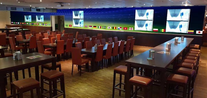 Die Kartpalast Sportsbar mit vielen Tischen und Bildschirmen