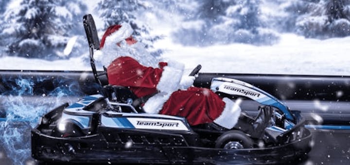 Der Weihnachtsmann sitzt in einem TeamSport Kart und fährt in weihnachtlicher Stimmung