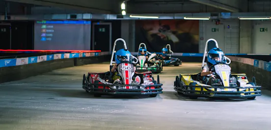 Kinder fahren in Kinderkarts auf der Rennstrecke