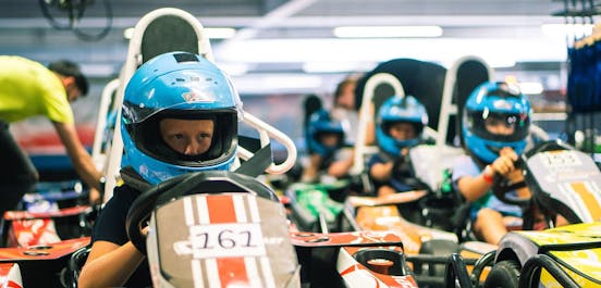 Jugendlicher sitzt in einem Kart in der Boxengasse - Bereit zum Start