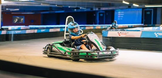 Kind fährt in einem E-Kart und nimmt am Kids Race teil