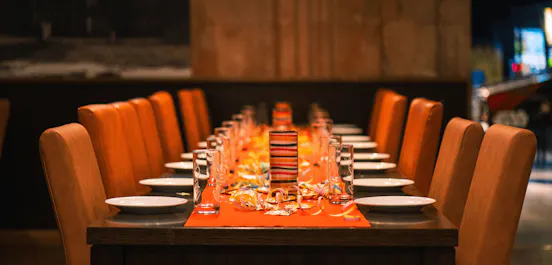 Ein eingedeckter Tisch für eine Kinder Geburtstagsparty