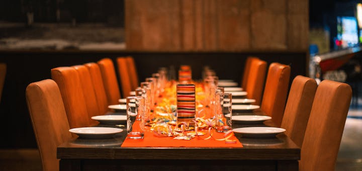 Ein eingedeckter Tisch für eine Kinder Geburtstagsparty