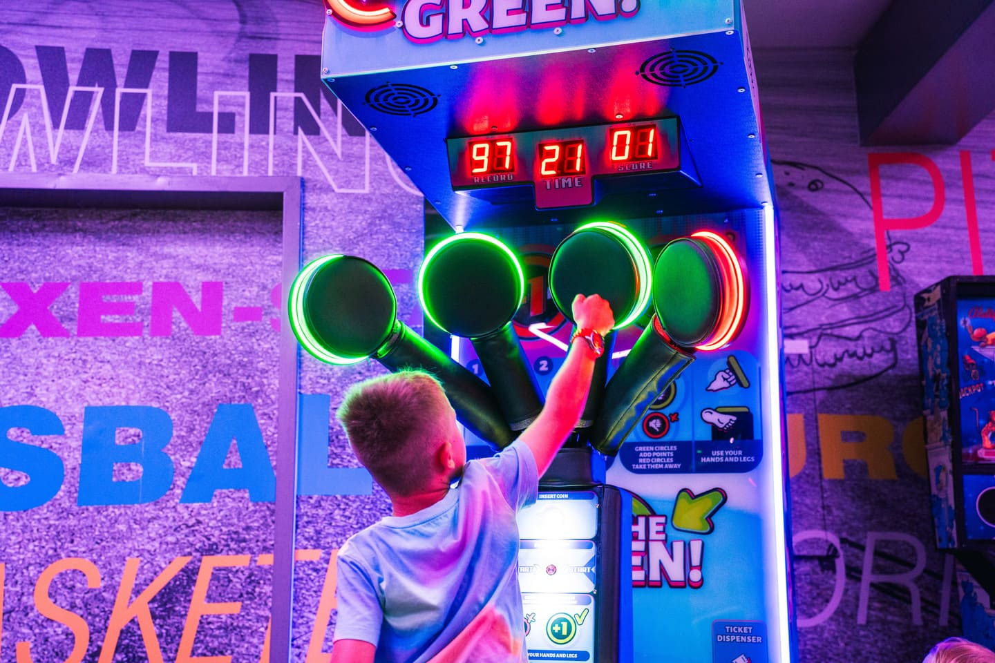 Ein Kind spielt im Arcade Bereich