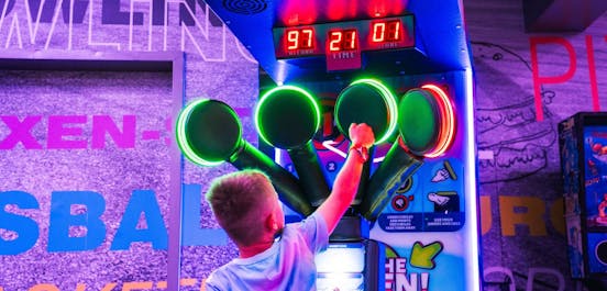 Ein Kind spielt im Arcade Bereich