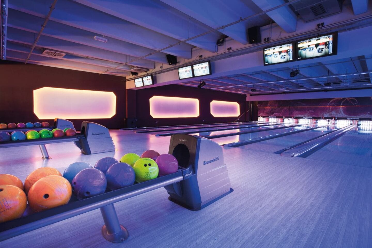 6 Brunswick Bowlingbahnen