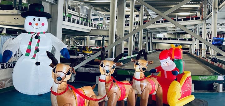Weihnachtliche Deko neben der Rennstecke im Kart Palast