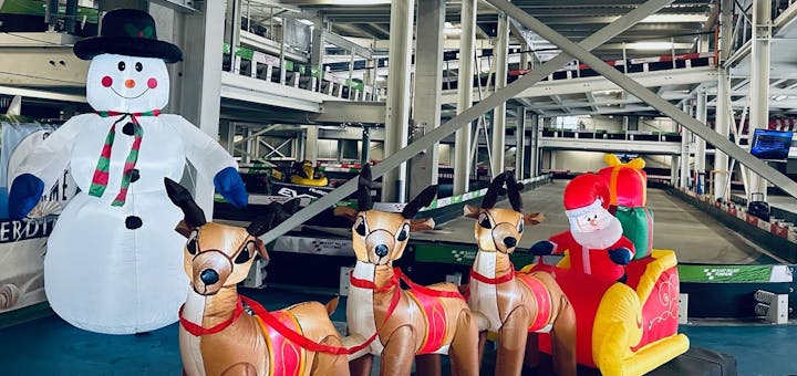 Weihnachtliche Deko neben der Rennstecke im Kart Palast