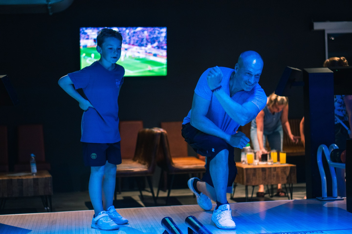 Ein Vater spielt mit seinem Sohn auf unseren FunBowling Bahnen