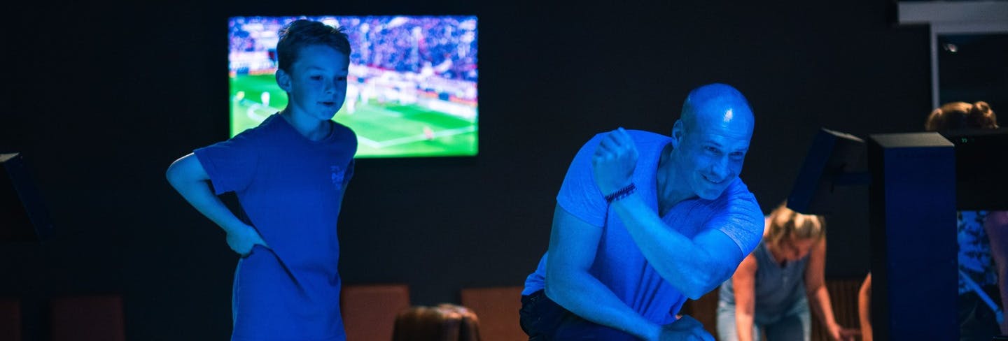 Ein Vater spielt mit seinem Sohn auf unseren FunBowling Bahnen