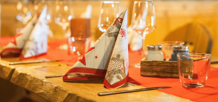 Weihnachtlich eingedeckter Tisch