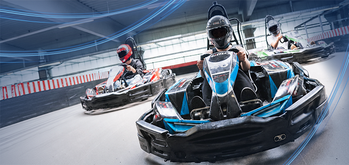Gruppe fährt E-Kart Rennen