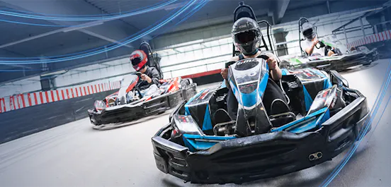 Gruppe fährt E-Kart Rennen