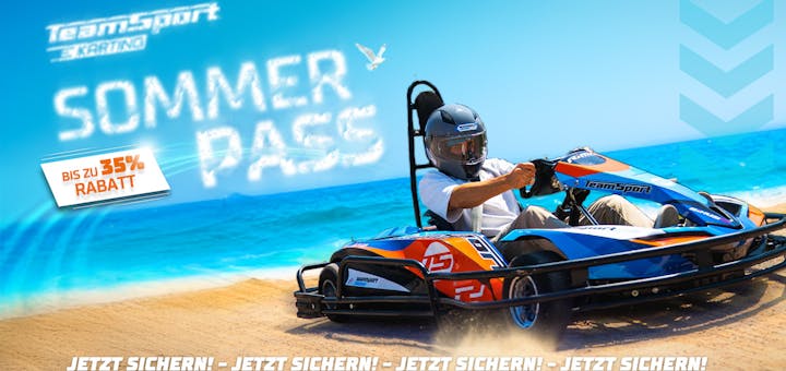 Sommer-Pass. Ein Kart fährt am Strand. Dazu die gültigen Angebotsdetails.