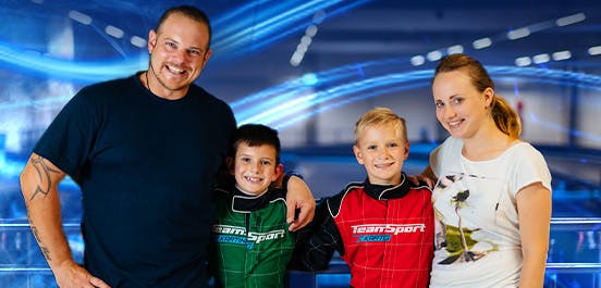 Eltern mit ihren Kindern vor dem Rennen