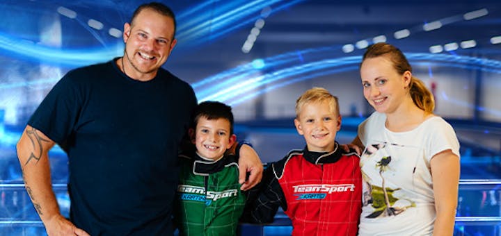 Eltern mit ihren Kindern vor dem Rennen