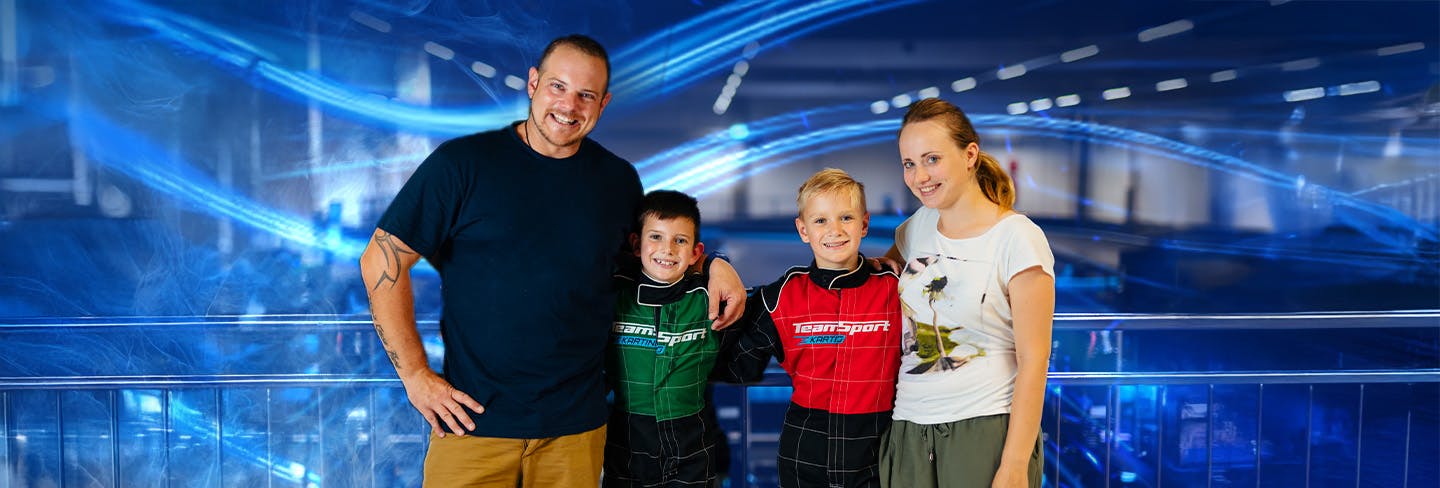 Eltern mit ihren Kindern vor dem Rennen