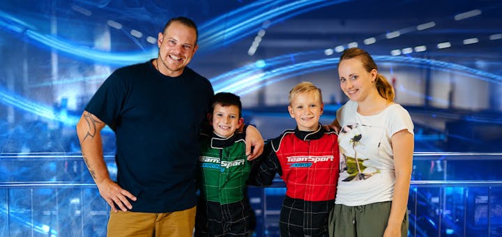 Eltern mit ihren Kindern vor dem Rennen