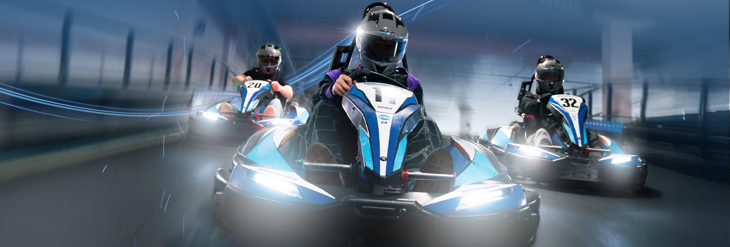 Drei Karts auf der Rennstrecke