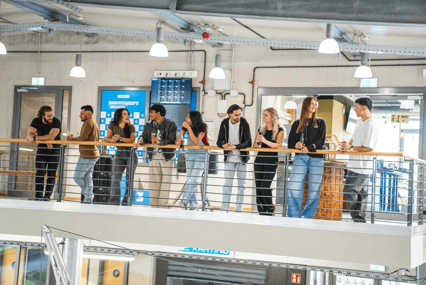 Eine Gruppe von Menschen steht auf der Aussichtsplattform und schaut dem Rennen zu.