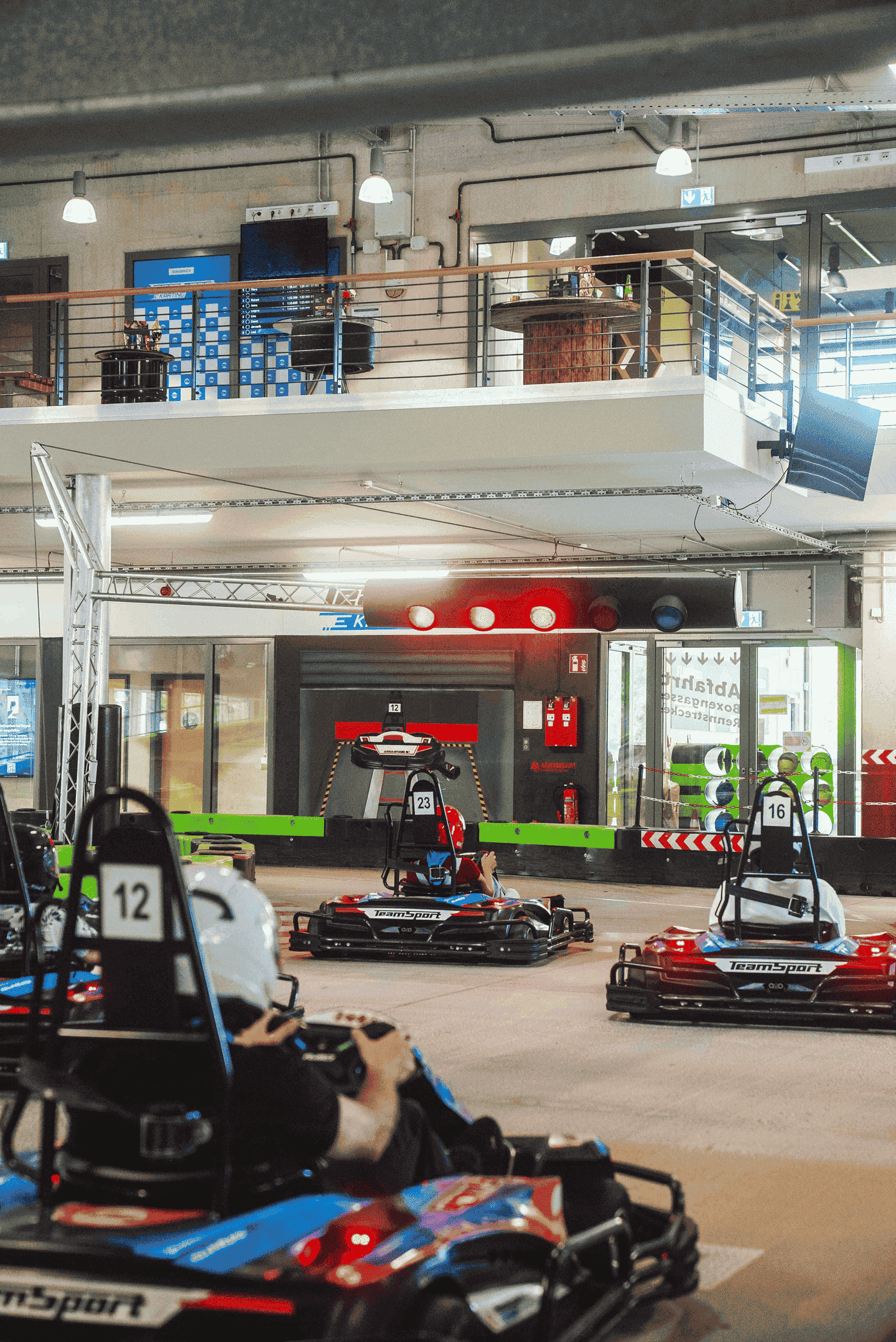 Die Karts stehen auf der Startposition kurz vor Rennbeginn.