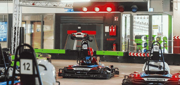 Die Karts stehen auf der Startposition kurz vor Rennbeginn.