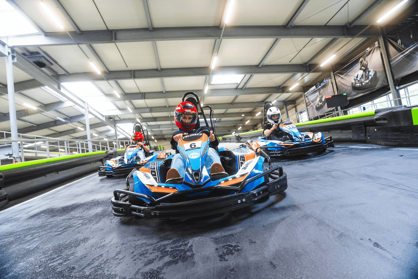 3 Karts auf der Rennstrecke nehmen an einem Rennen teil. 