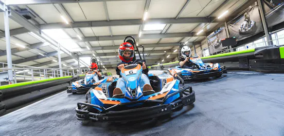 3 Karts auf der Rennstrecke nehmen an einem Rennen teil.