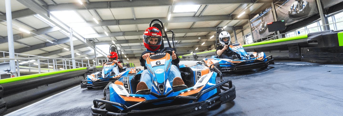 3 Karts auf der Rennstrecke nehmen an einem Rennen teil.