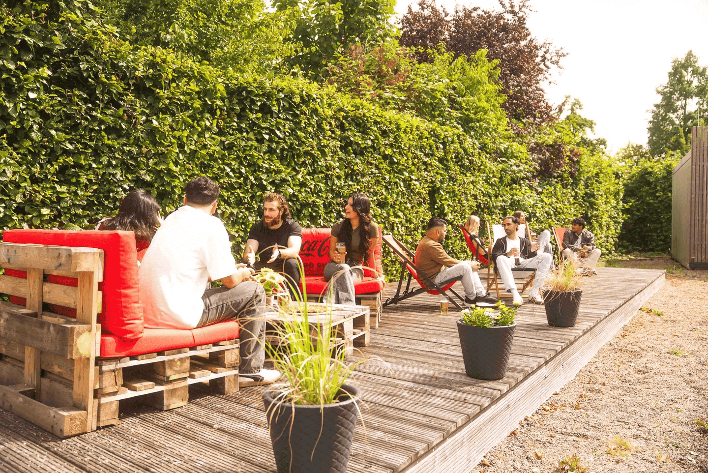 Eine Gruppe von jungen Menschen im Biergarten