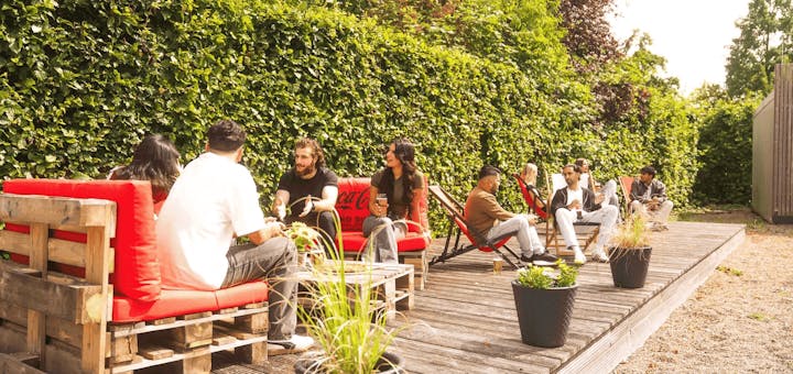 Eine Gruppe von jungen Menschen im Biergarten