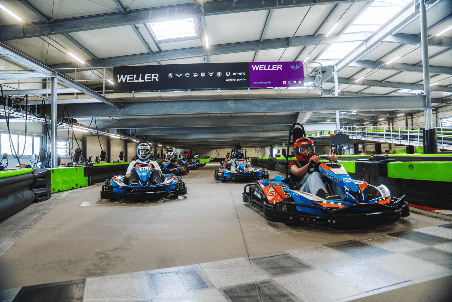 Eine Gruppe von Karts bei der Startaufstellung vor Rennbeginn.