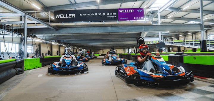 Eine Gruppe von Karts bei der Startaufstellung vor Rennbeginn.